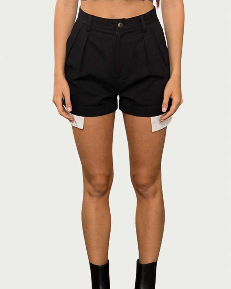 Front of a model wearing a size L Jane Exposed-Pocket Cotton-Twill Shorts In Black in Black by PAPERMOON. | dia_product_style_image_id:360272
